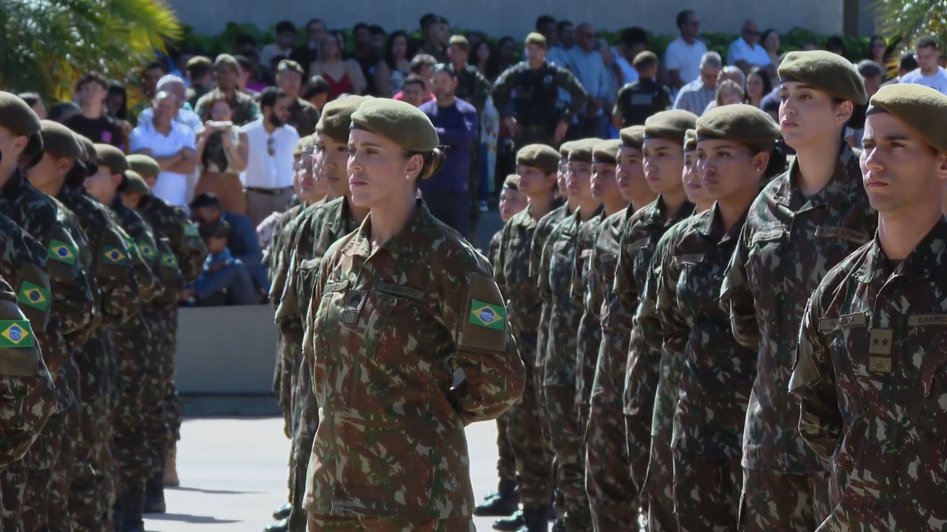 Pela primeira vez, mulheres se formam como soldados no Exército Brasileiro; veja FOTOS