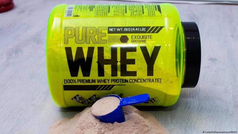 A creatina é, tal como o whey protein (foto), um suplemento popular para ajudar a ganhar massa muscular e melhorar o desempenho esportivo — Foto: Carballo/Depositphotos/IMAGO