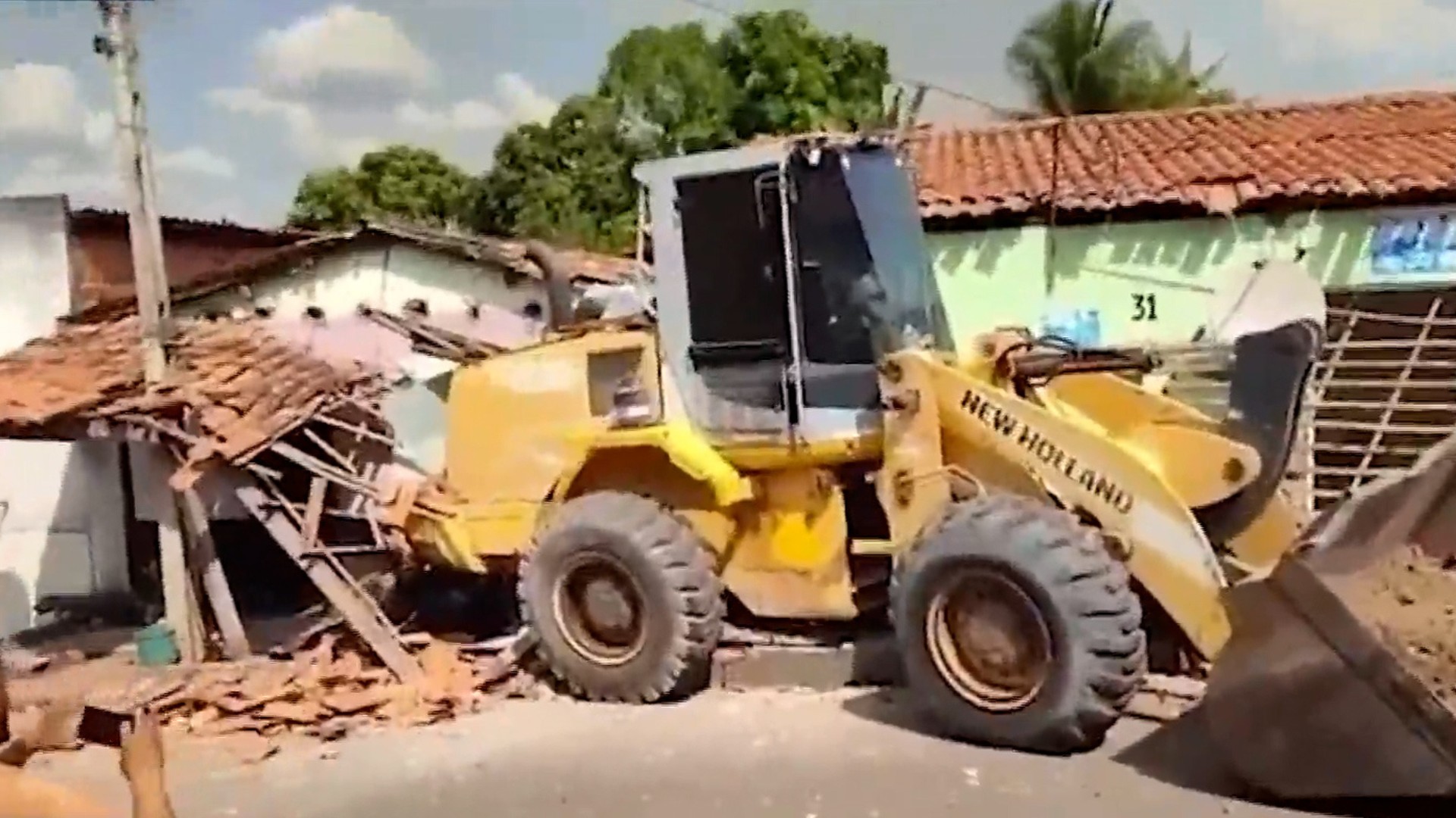 Trator desgovernado atinge casas e motocicletas em Afonso Cunha, no MA