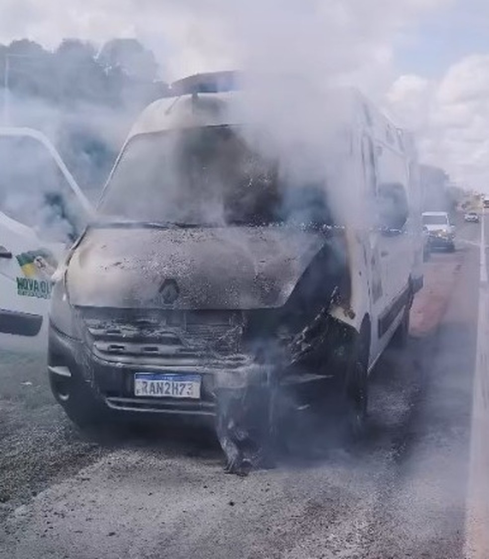 A ambulância foi tomada pelas chamas, mas as vítimas escaparam ilesos — Foto: Reprodução