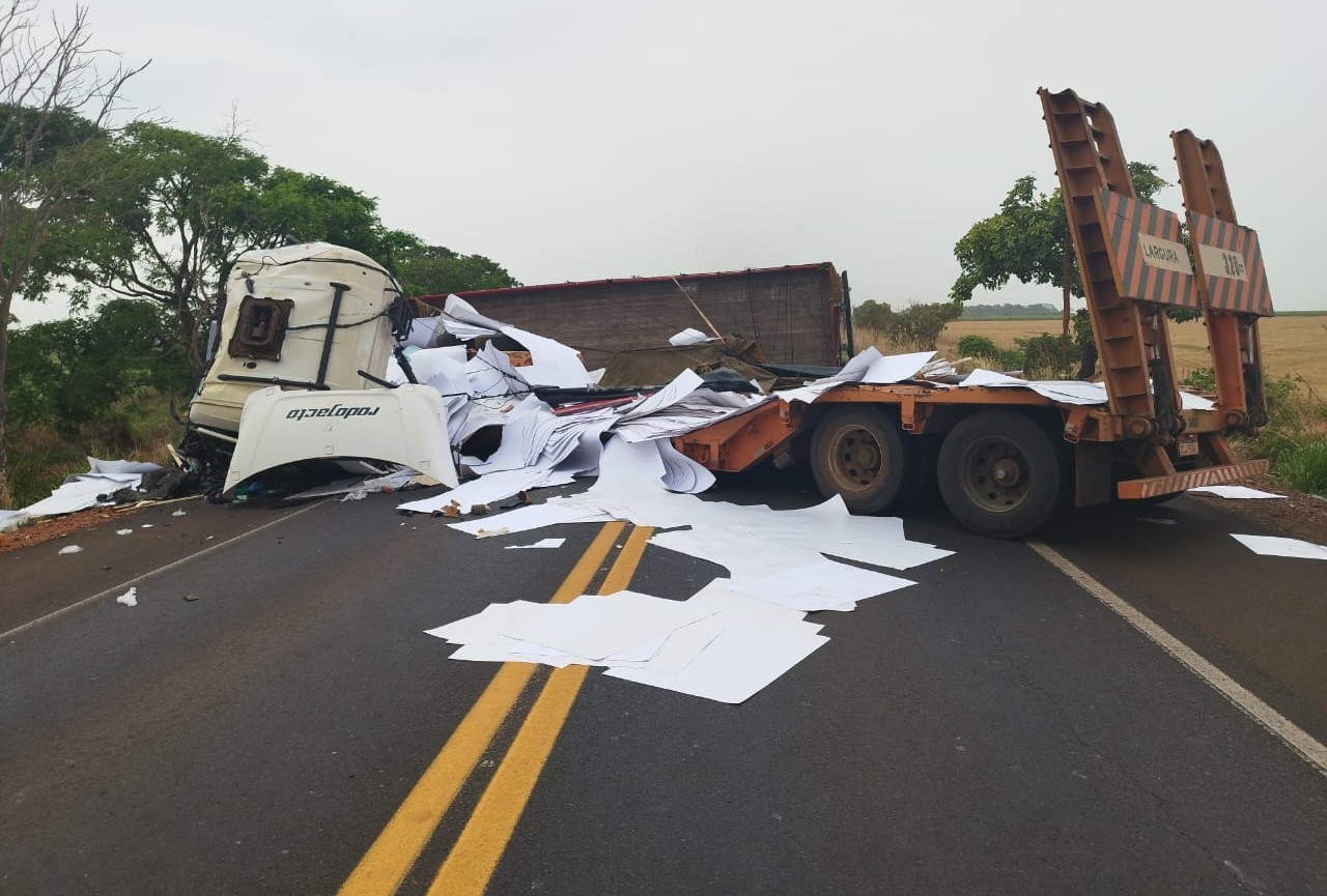 Batida frontal entre caminhões deixa motoristas feridos na BR-153, em Frutal