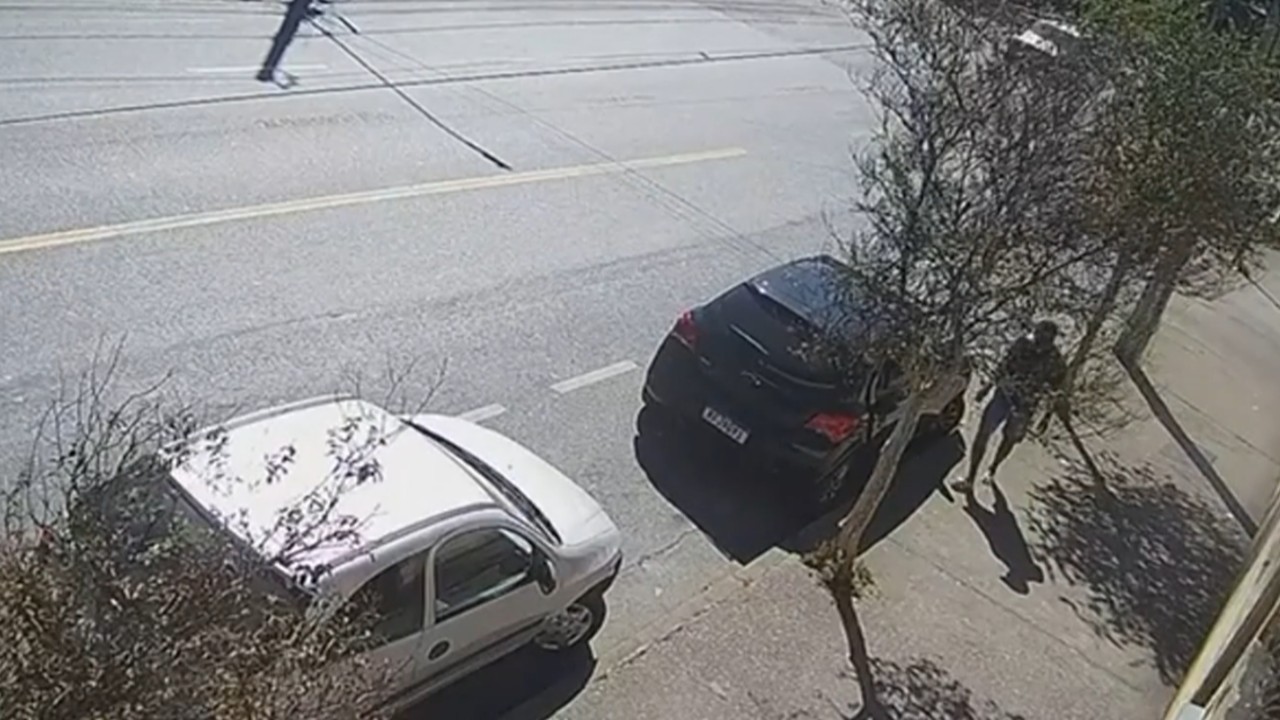 Vídeo mostra tranquilidade de ladrão ao entrar em carro e fugir com veículo em plena luz do dia