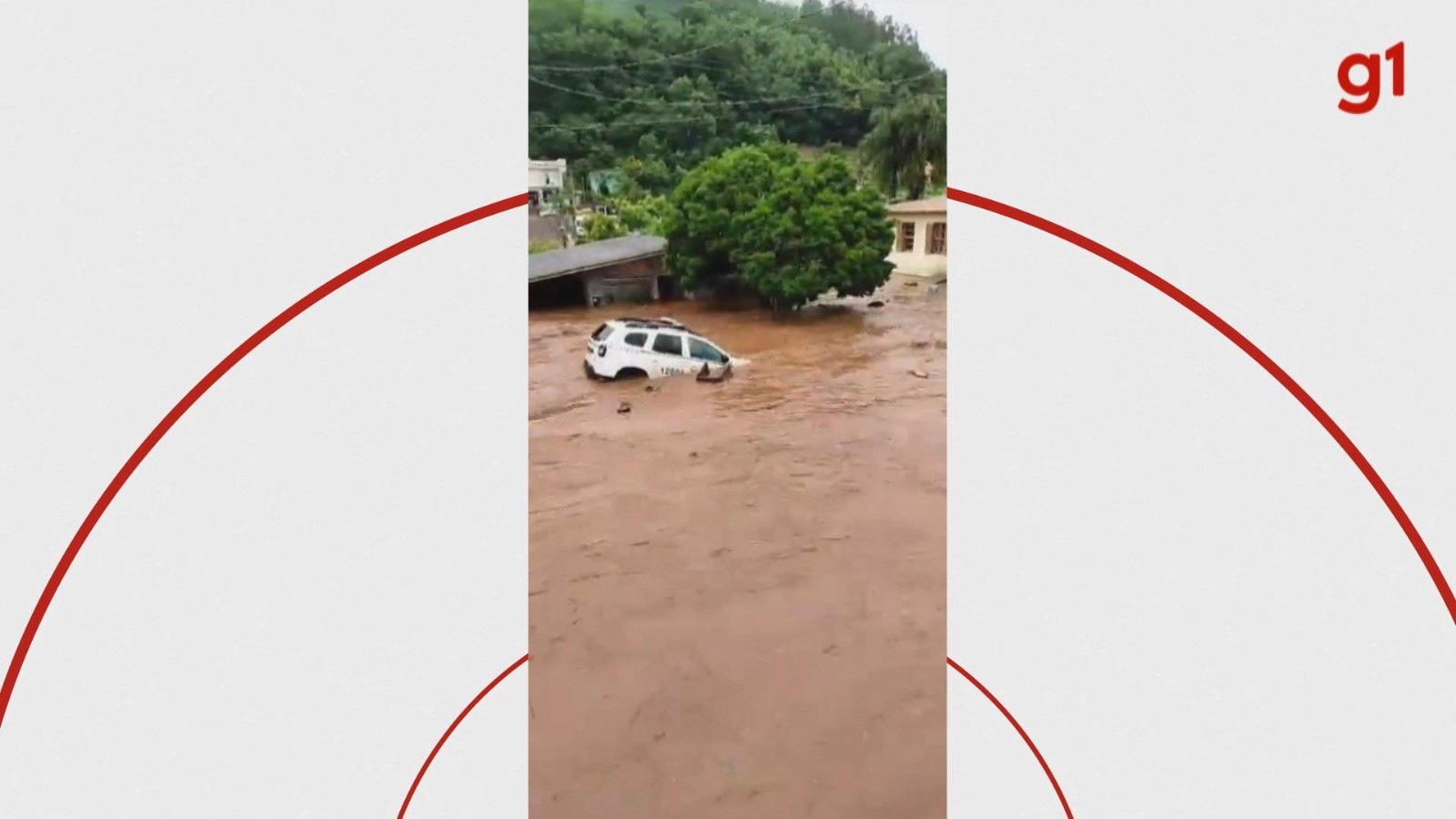 VÍDEO: viatura da Brigada Militar e caminhonete são arrastadas por enxurrada no RS 