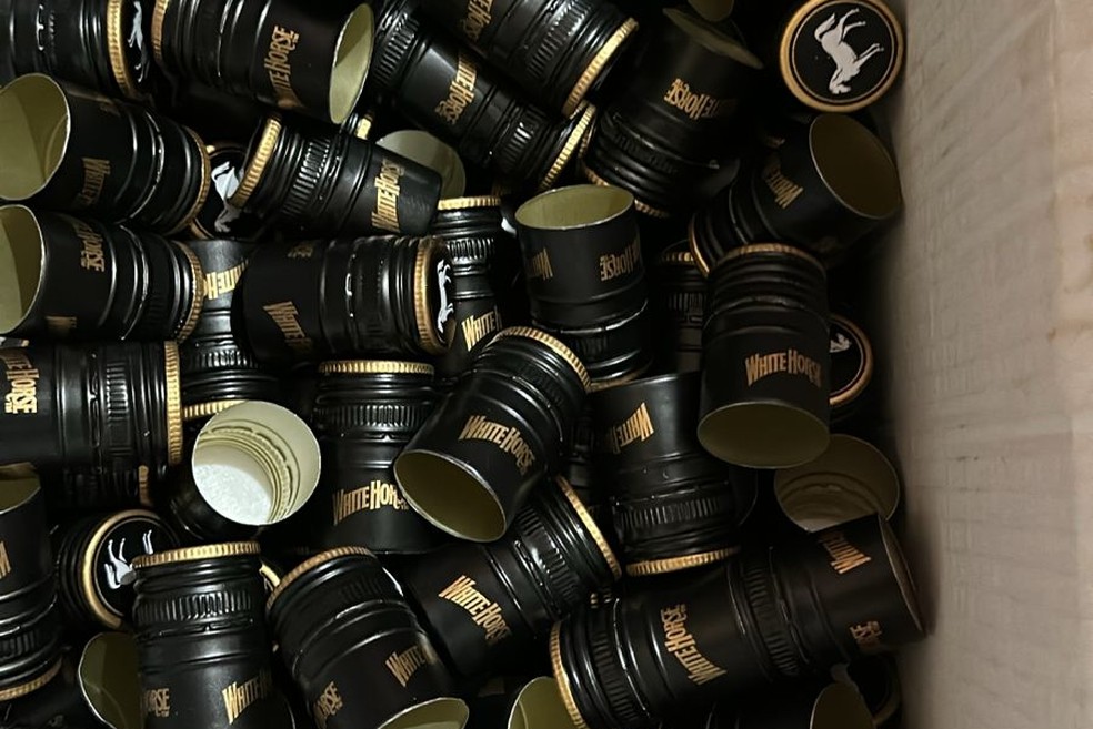 Meterial usado para falsificar bebidas alcoólicas foi apreendido pela Polícia Civil — Foto: Divulgação/Polícia Civil