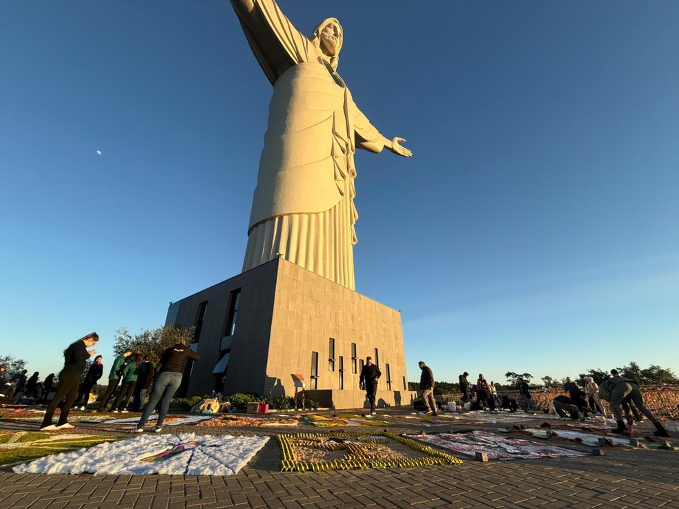 Cristo mais alto do Brasil tem tapetes de Corpus Christi pela primeira vez — Foto: Bianca Mallmann/RBS TV