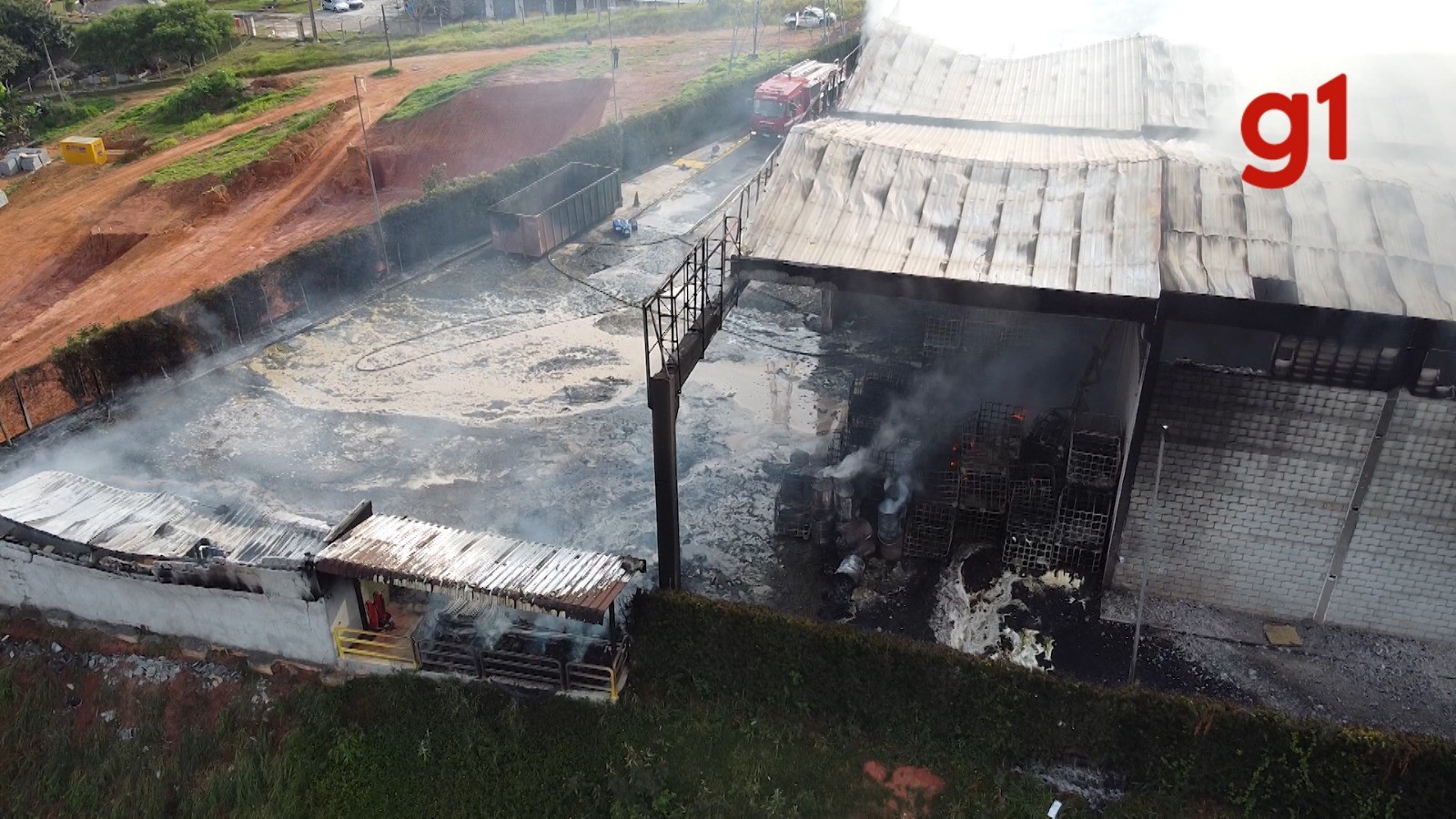 VÍDEO feito com drone mostra estragos em fábrica atingida por incêndio, em Jambeiro
