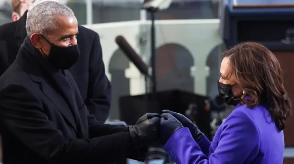 Kamala Harris cumprimenta Barack Obama antes da posse de Joe Biden em janeiro de 2021. — Foto: Jonathan Ernst/Reuters via BBC