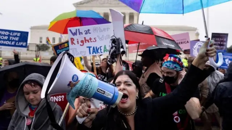 Ativistas a favor e contra o aborto se manifestam em frente à Suprema Corte em Washington D.C.. — Foto: EPA via BBC