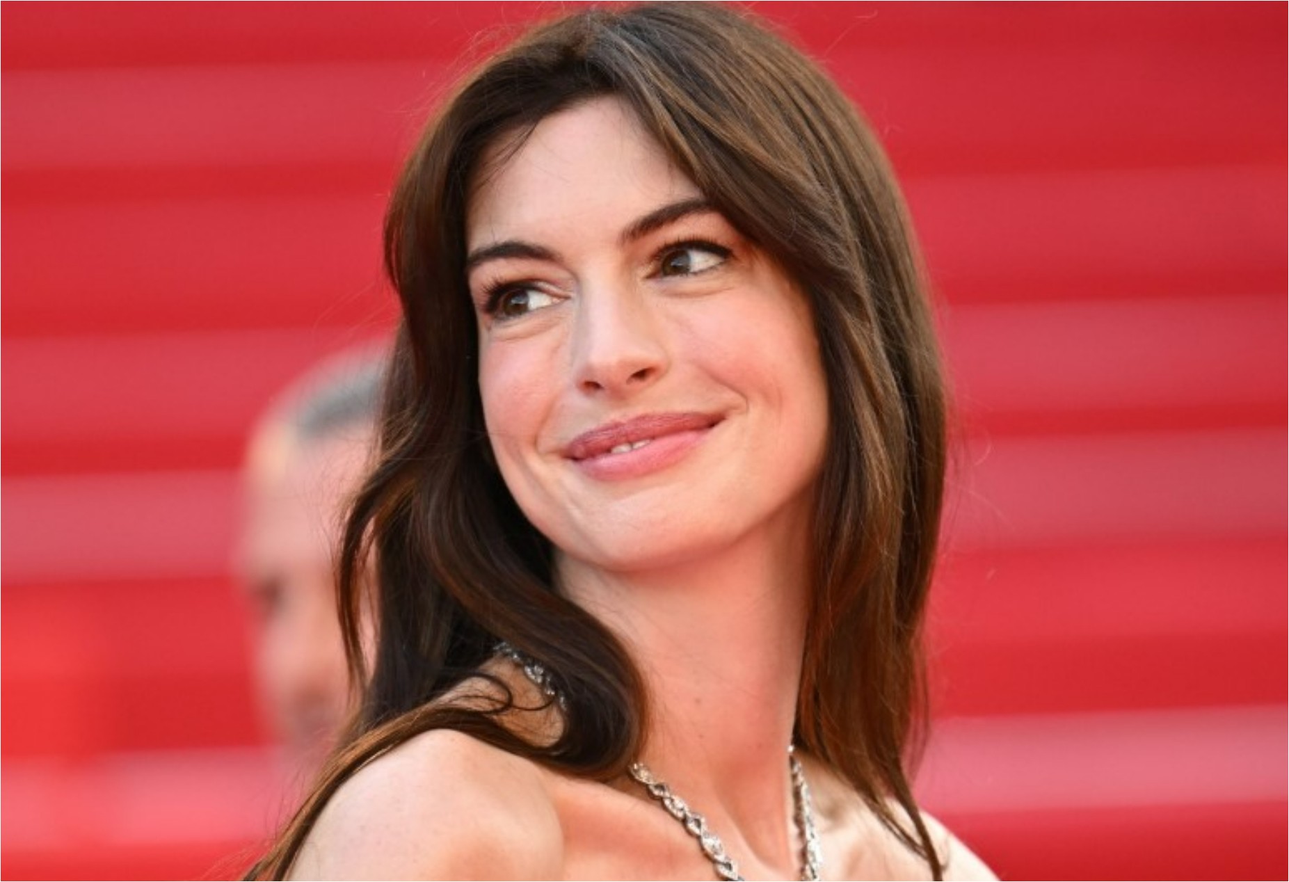 'Dá um CPF pra ela': brasileiros inundam Instagram de Anne Hathaway após menção a ‘Águas de Março’ e Gabriel Jesus