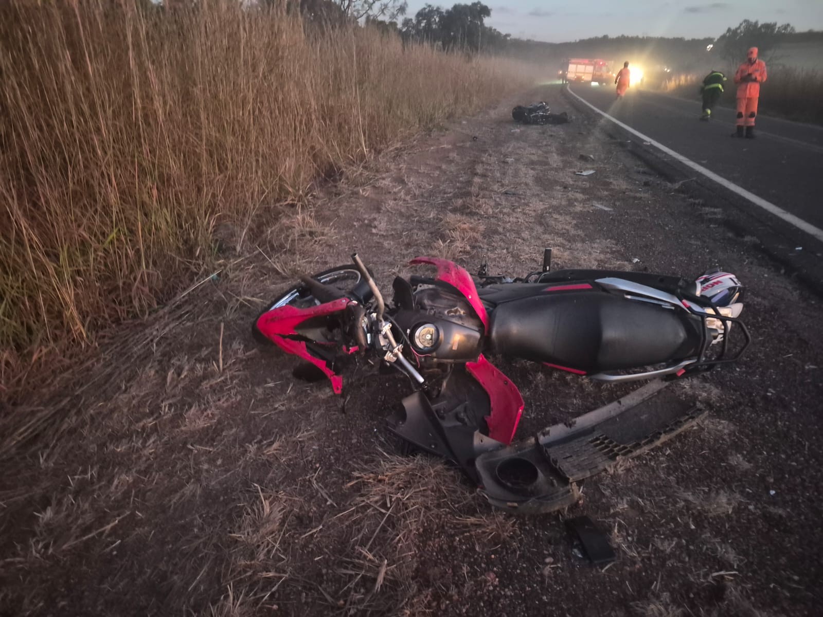 Motorista bêbado atinge duas motos durante ultrapassagem e mata motociclistas em rodovia de MG
