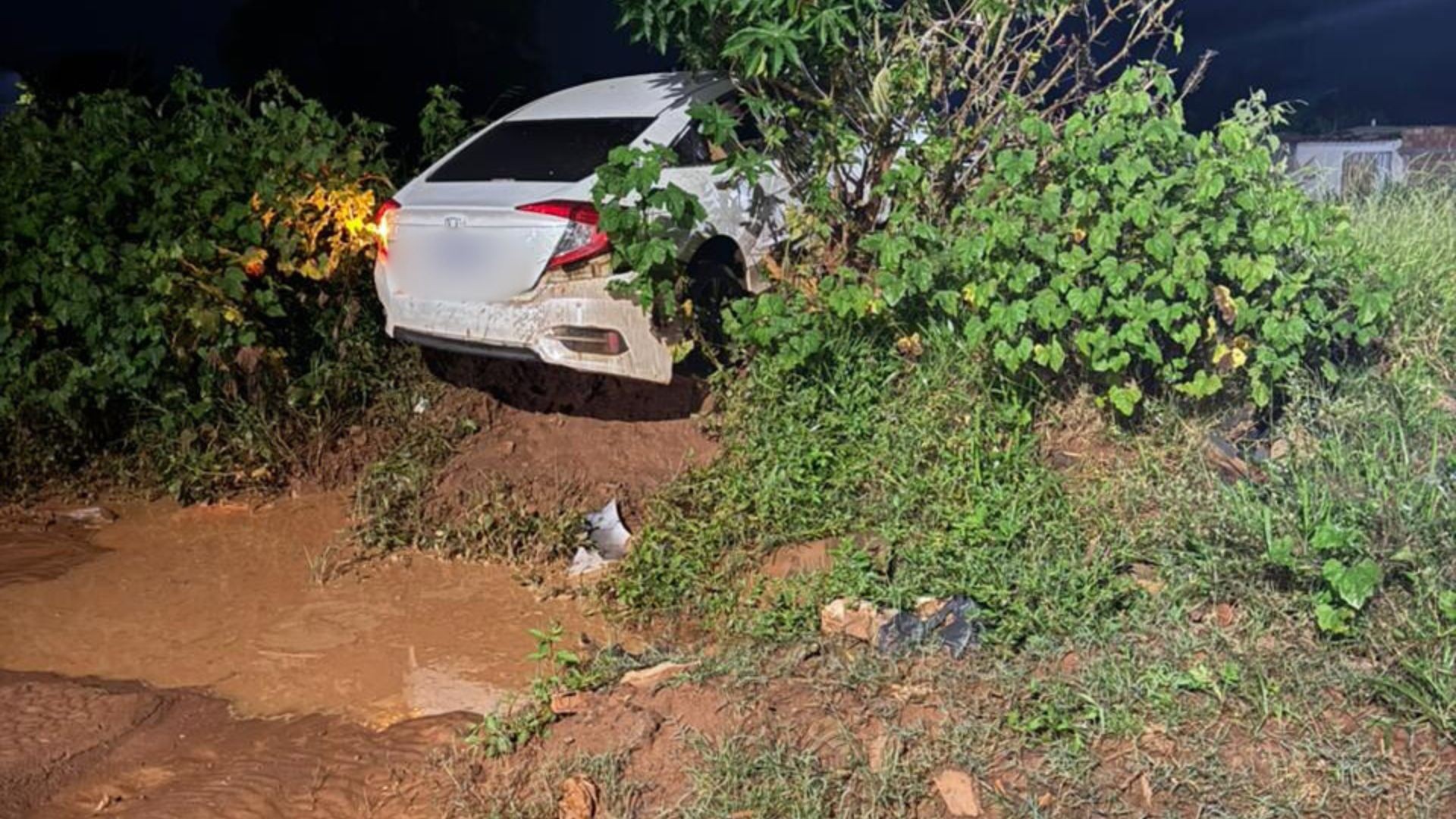 VÍDEO: Fuga em alta velocidade termina com carro em barranco e casal preso após furto em Uberlândia
