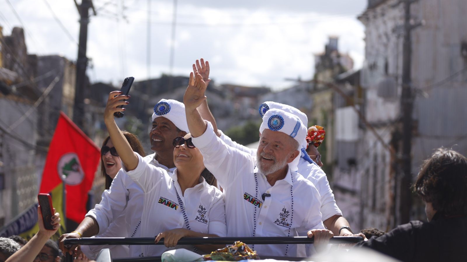 Com turbante dos Filhos de Gandhy, Lula participa do desfile cívico do 2 de Julho na Bahia