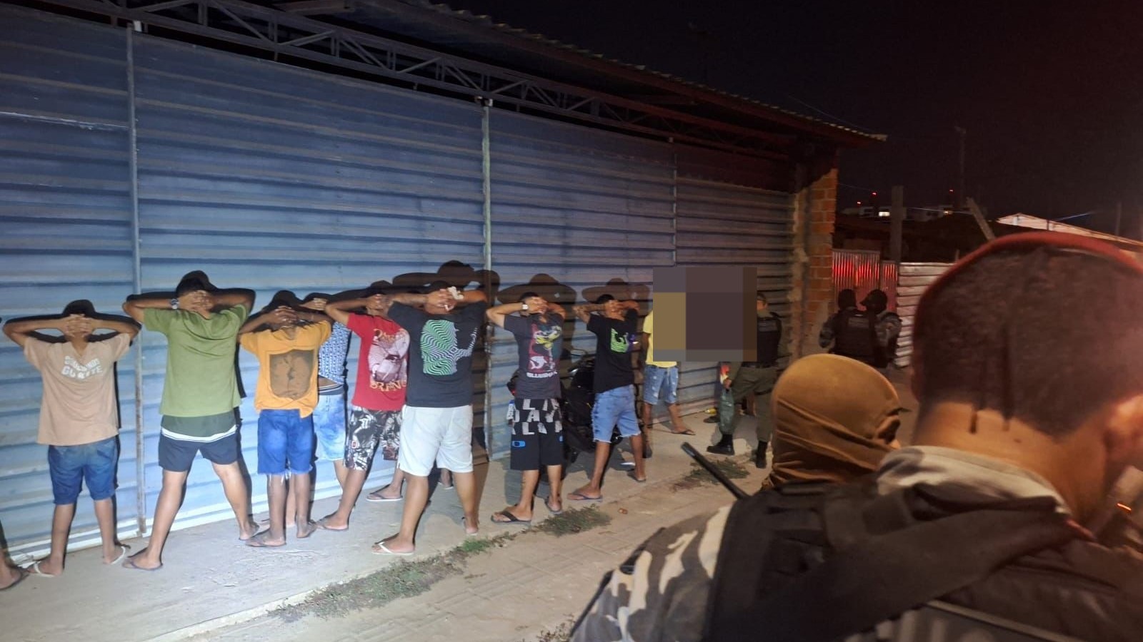 Mais de 10 pessoas são detidas em operação na Zona Leste de Teresina; armas e celulares com registro de roubo apreendidos