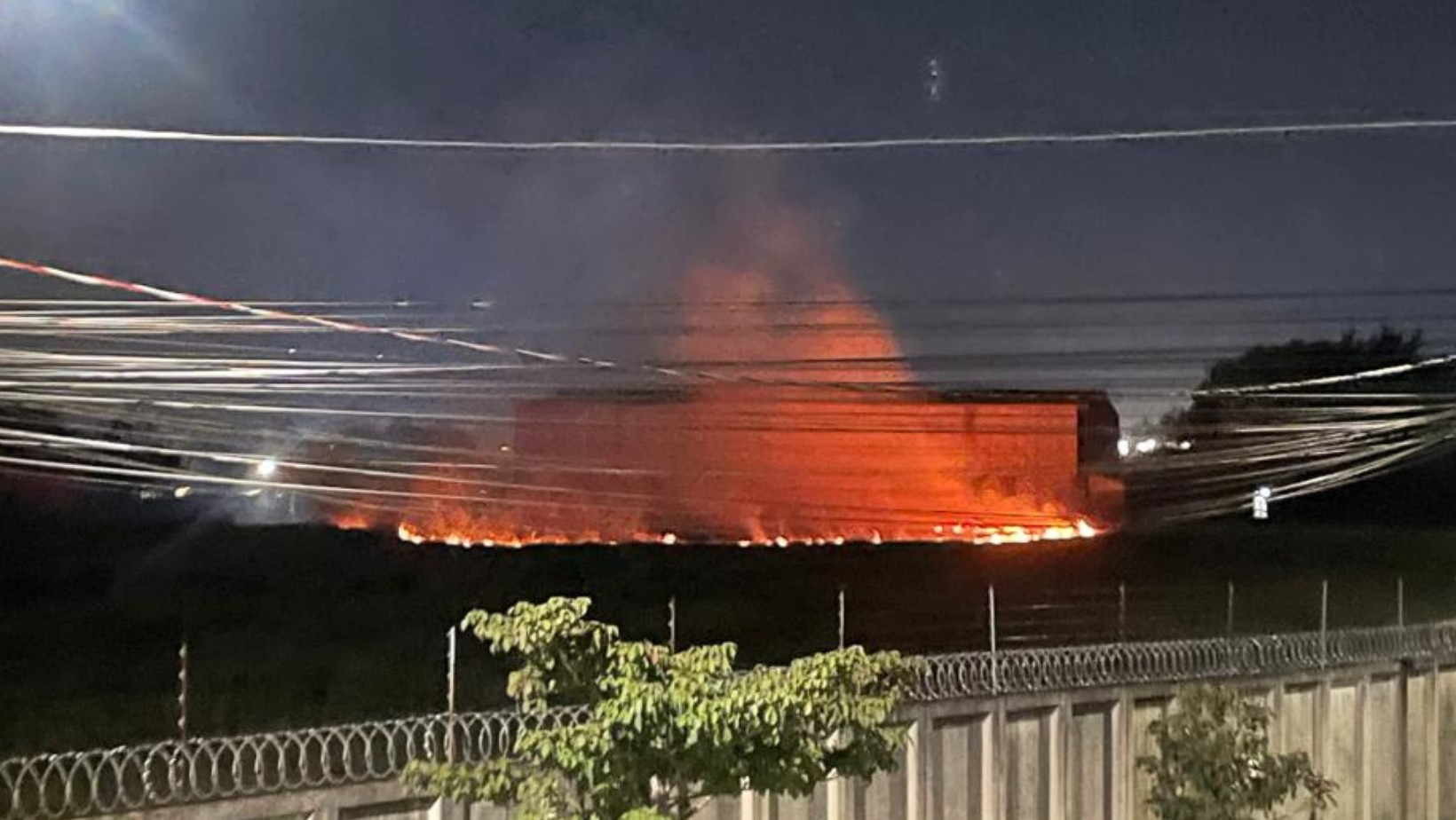 Incêndio atinge área de vegetação de 2 mil m² em Taubaté, SP