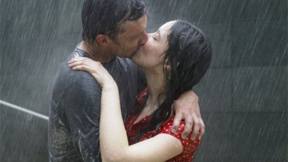 Os filmes nos ensinam a valorizar demonstrações de amor exageradas — Foto: GETTY IMAGES