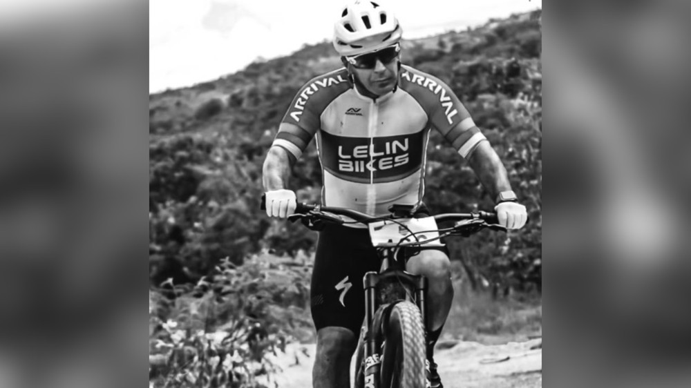 Ciclista profissional morre durante prova de mountain bike após cair e bater a cabeça em mata-burro em Uberlândia