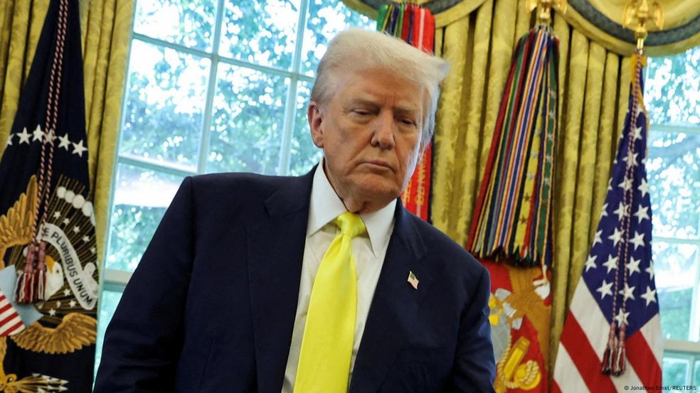 Trump ameaçou punir países que se alinhem ao que ele chama de "políticas antiamericanas", em referência a iniciativas do Brics para reduzir dependência do dólar — Foto: Jonathan Ernst/REUTERS via Deutsche Welle