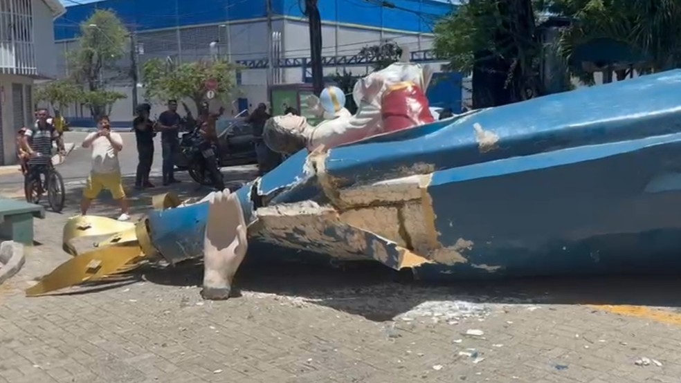 Estátua de 14 metros de altura tomba em praça de Fortaleza — Foto: Kilvia Muniz/TV Verdes Mares