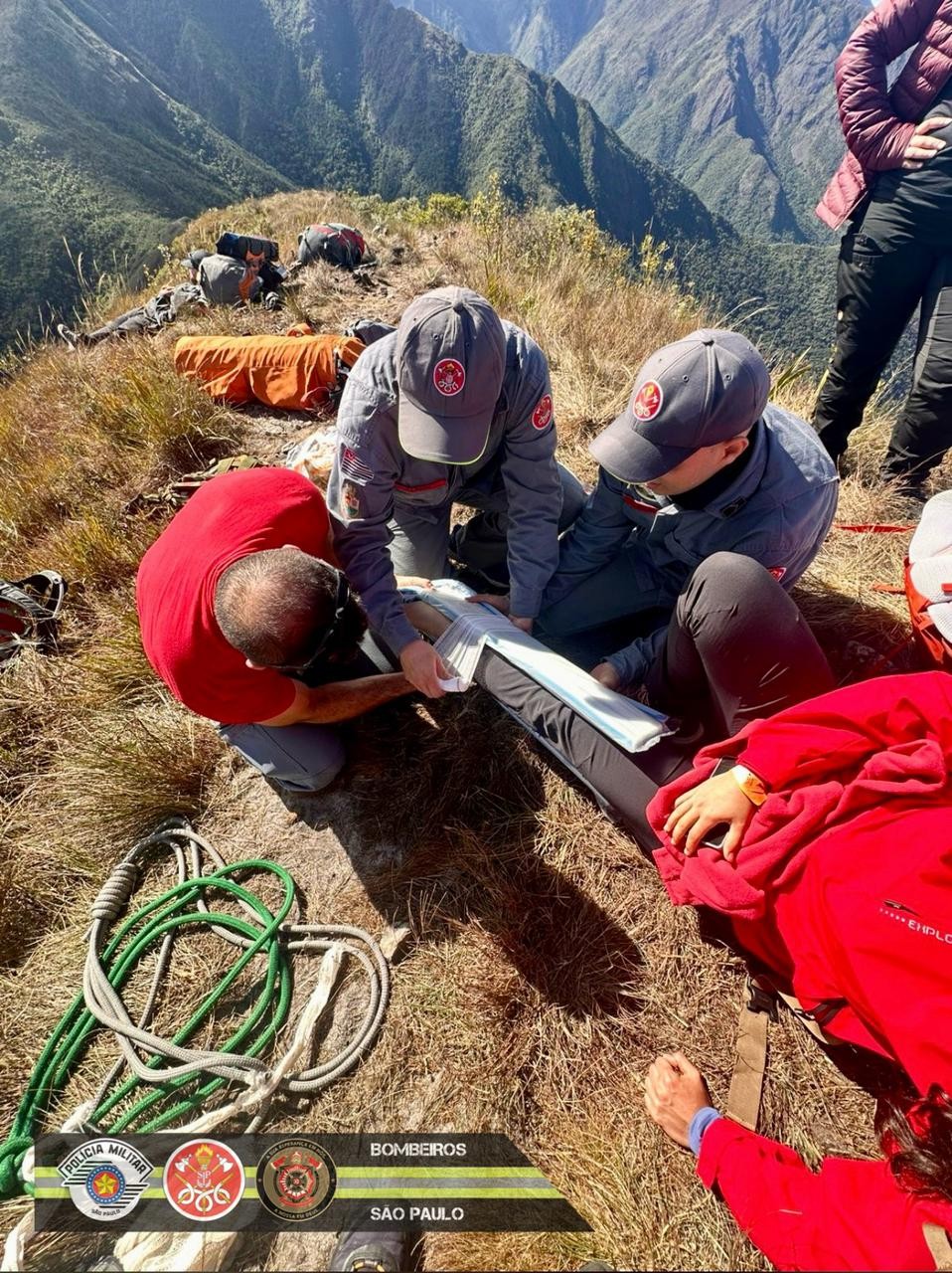 Mulher se machuca em trilha e é resgatada de helicóptero em Queluz, SP