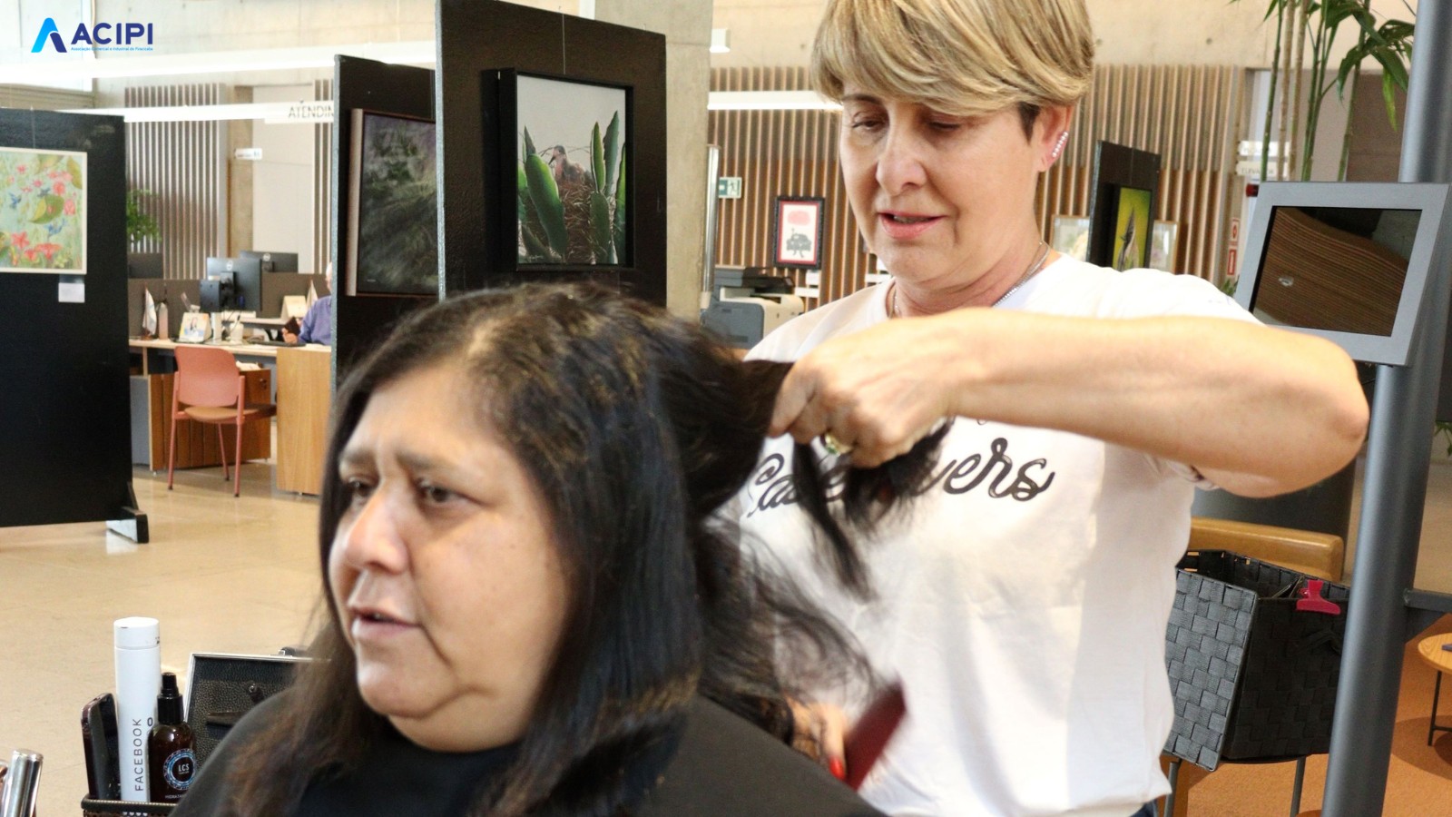 Ação para arrecadação de mechas de cabelo marca Outubro Rosa da Acipi