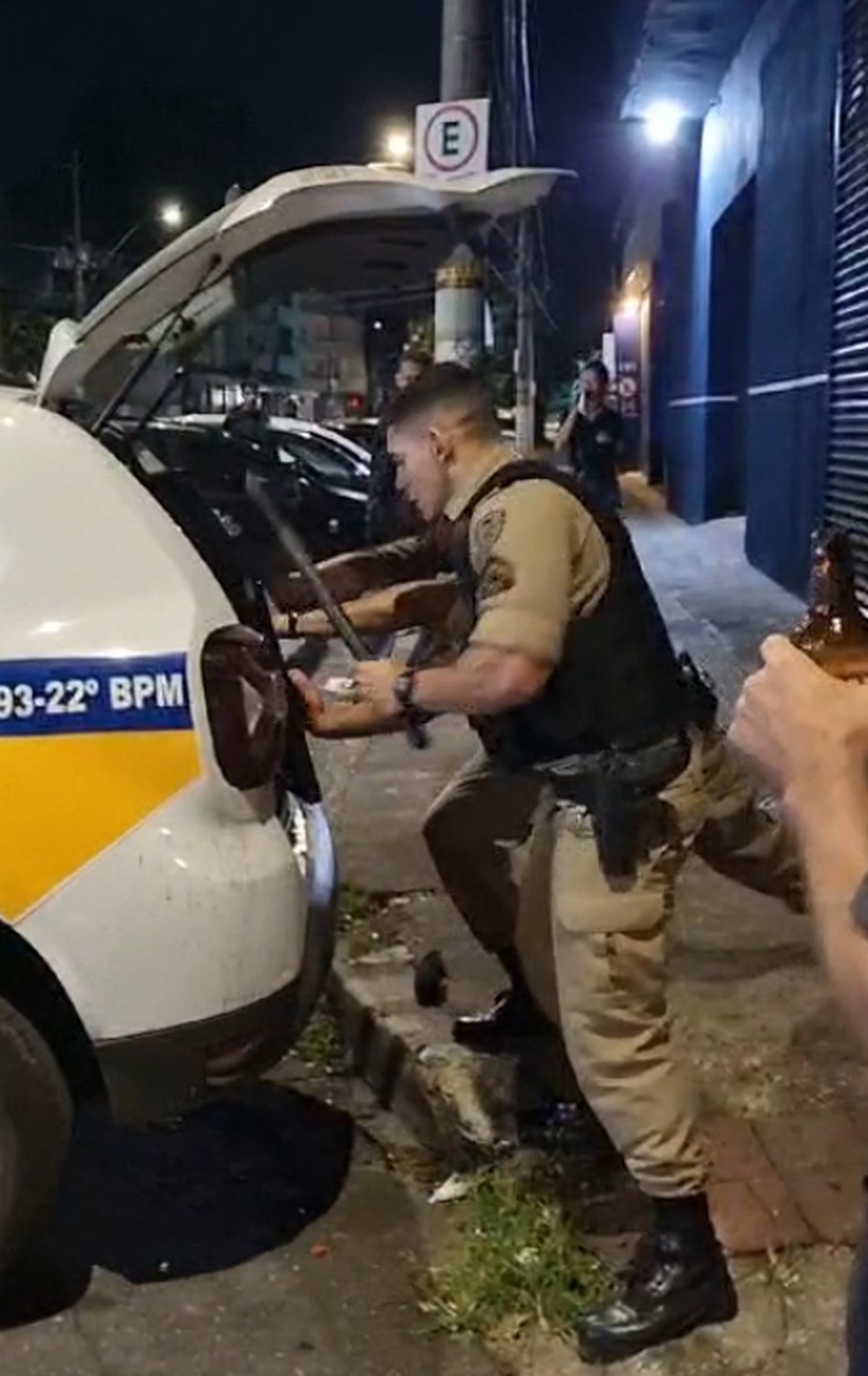 Mulher é agredida durante abordagem policial — Foto: Redes sociais