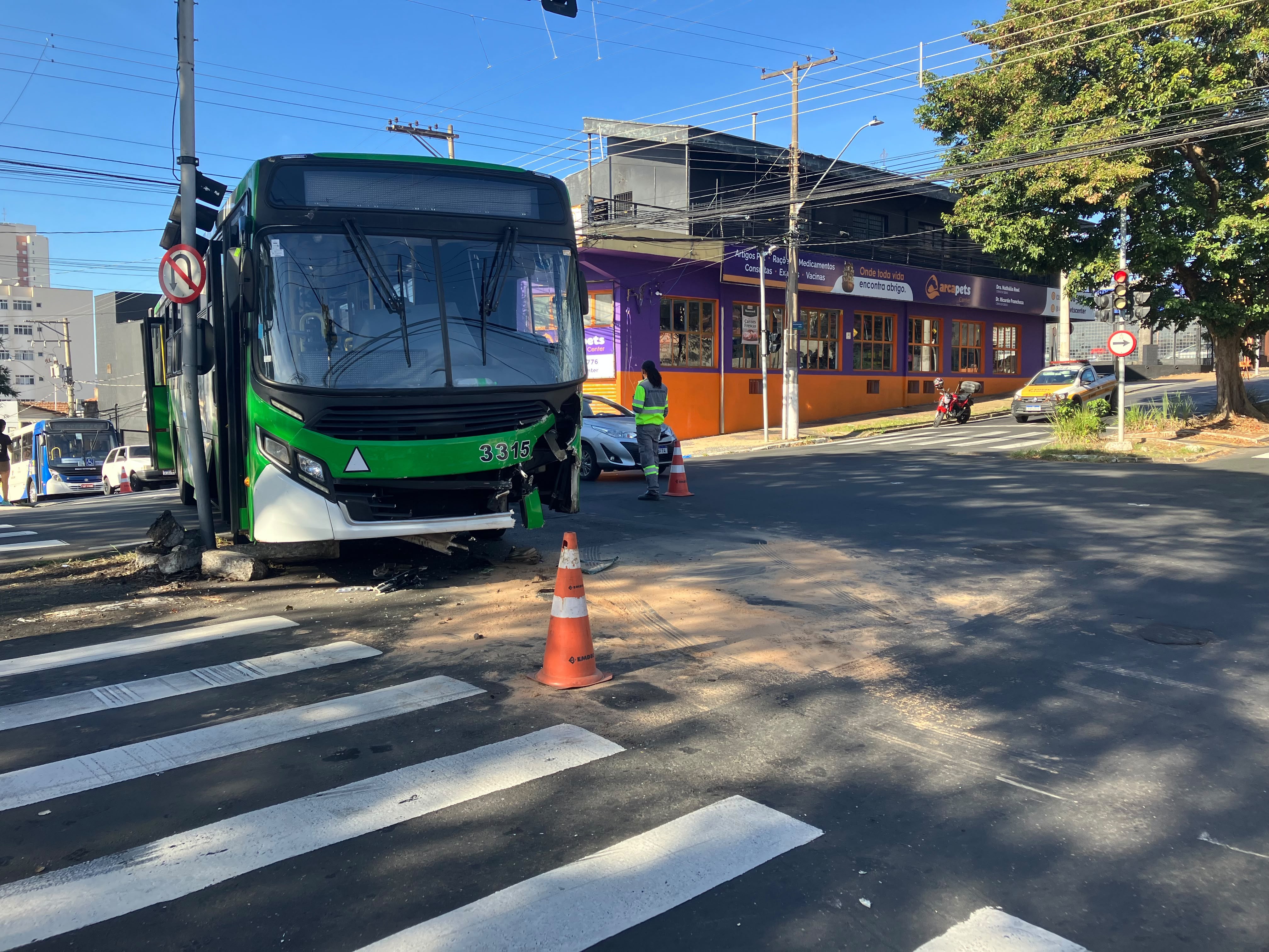 Quatro pessoas ficam feridas após batida entre carro e ônibus em Campinas