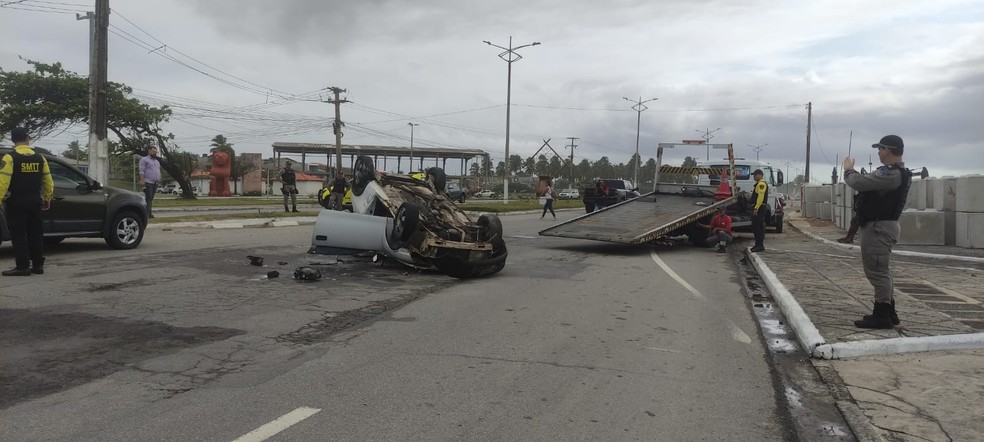 Guincho foi acionado para retirar carro da pista, Maceió — Foto: Isabelle Monteiro/TV Gazeta