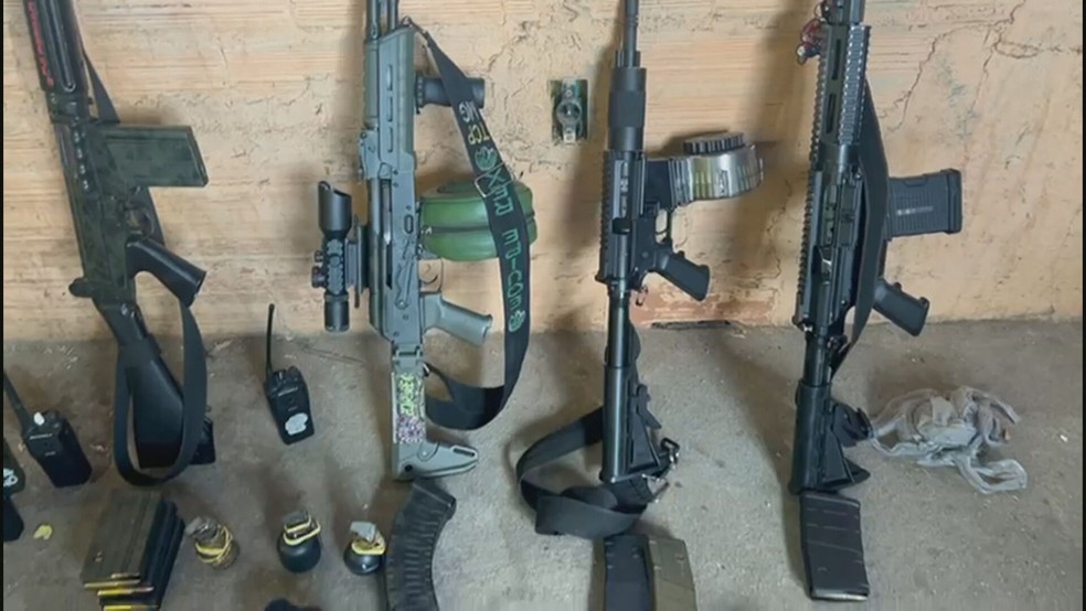 PM prende 4 suspeitos e apreende fuzis em operação no Dendê — Foto: Divulgação/Polícia Militar