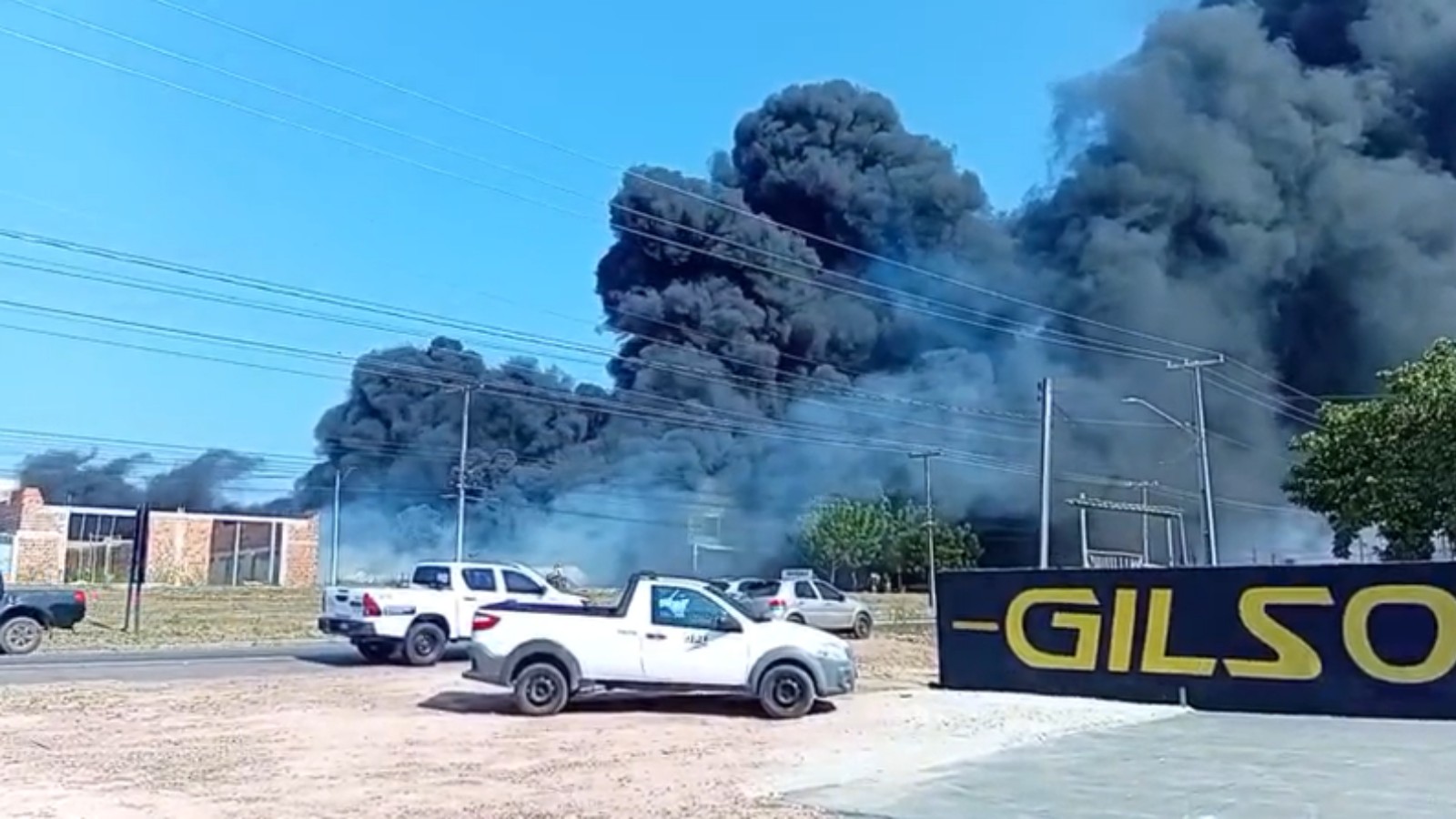 Deposito de loja de piscina pega fogo em Parnaíba; bombeiros atendem ocorrência 