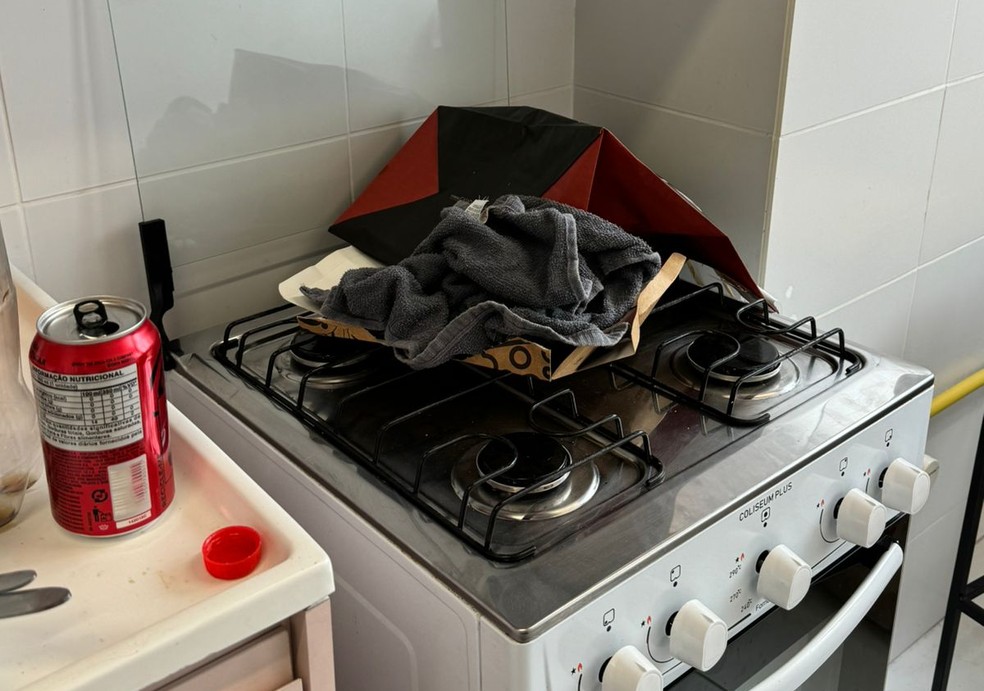 Toalha foi encontrada em cima de fogão com restos de comida — Foto: Arquivo Pessoal