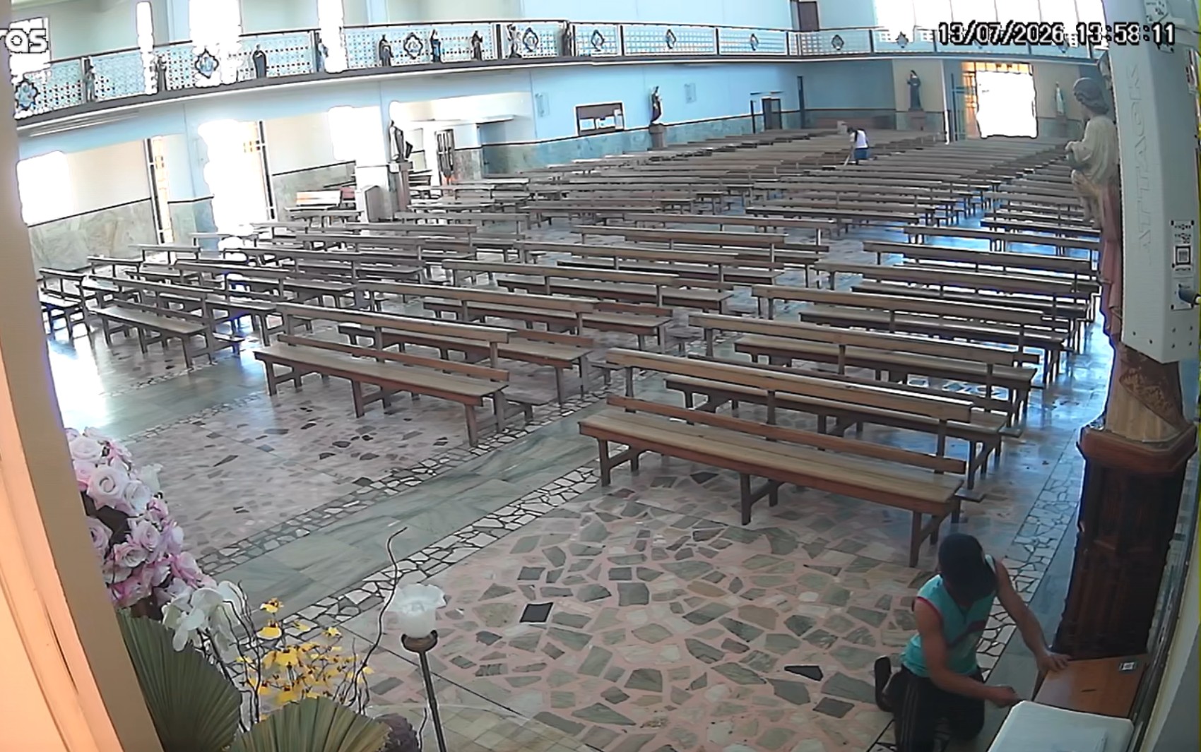 Câmera de segurança flagra homem abrindo caixa de donativos em igreja de Carmo do Rio Claro, MG