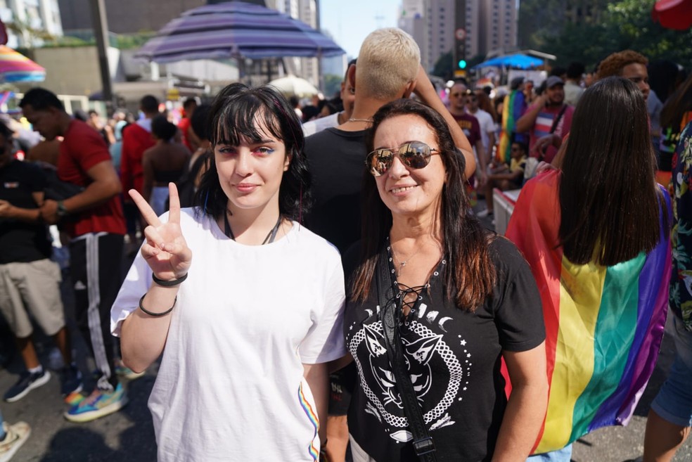 Gabriela Martins e a mãe Marta Martins na 27ª Parada do Orgulho LGBT+ em São Paulo — Foto: Fábio Tito/g1