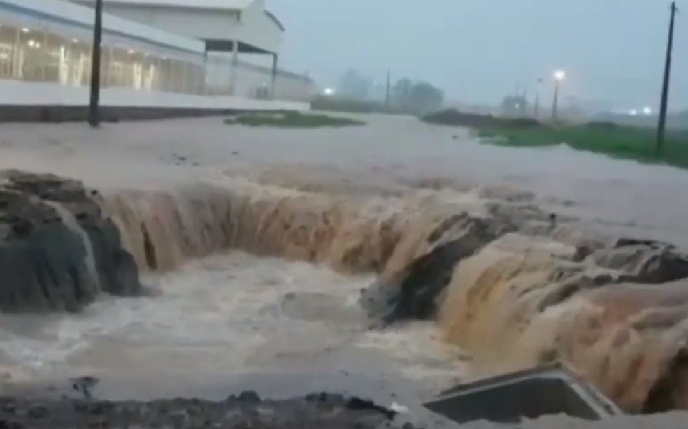 Bairros mais afetados foram Santa Cruz e Jardim Paraíso, onde uma casa ficou parcialmente alagada. Não há registro de feridos. — Foto: Reprodução / TV Bahia