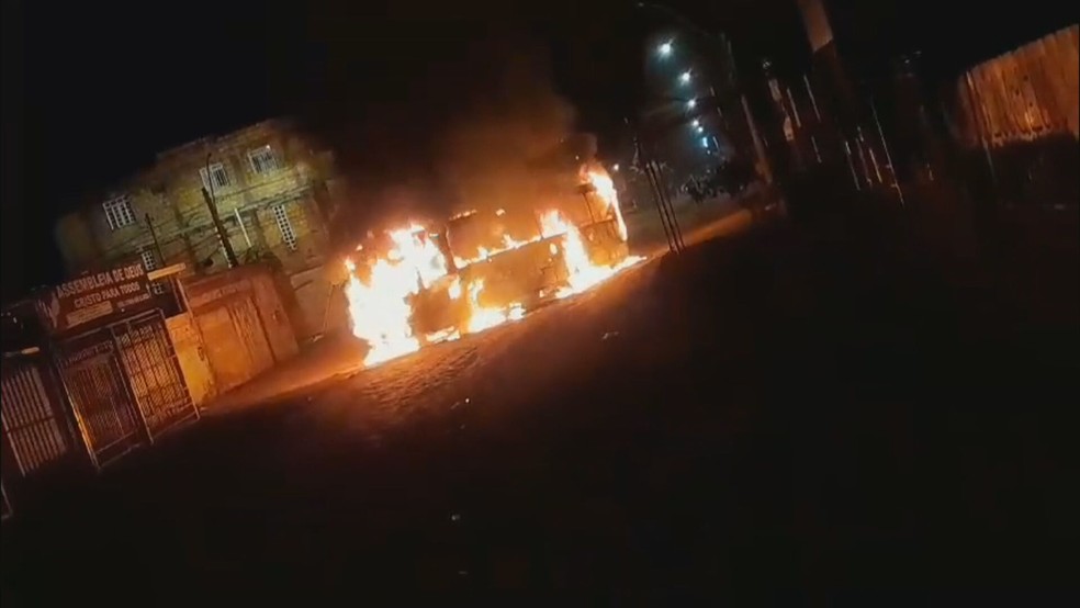 Ônibus pega fogo no Sol Nascente, no DF — Foto: Reprodução