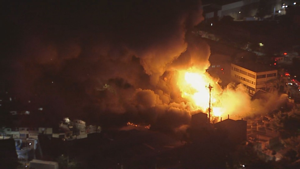 incêndio na Zona Norte de SP — Foto: Reprodução/ TV Globo