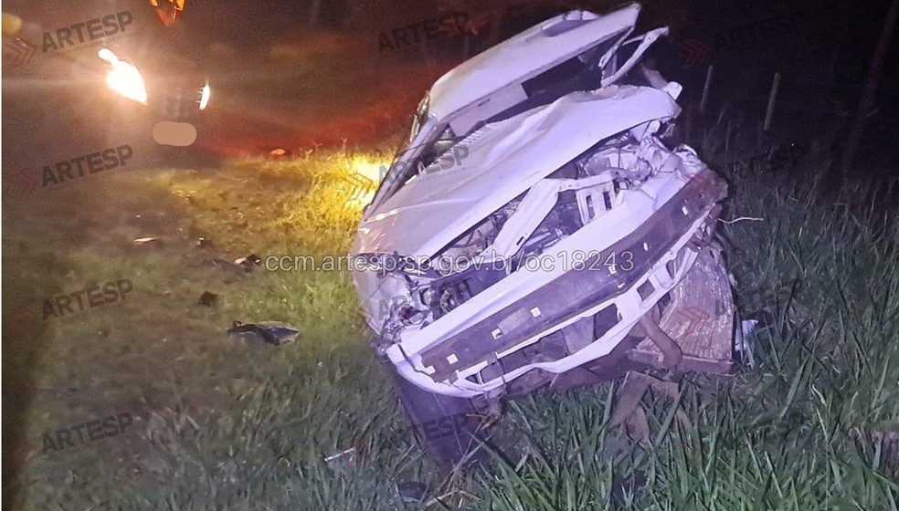 Duas pessoas morrem e outra fica em estado grave após acidente entre caminhonete e carro em Piquerobi (SP) — Foto: Reprodução/Artesp