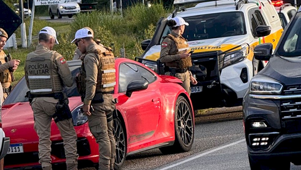Porsche 911 Carrera localizado em Florianópolis (SC) — Foto: PMRv/ Divulgação