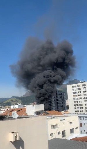 VÍDEO: galpão pega fogo no Méier