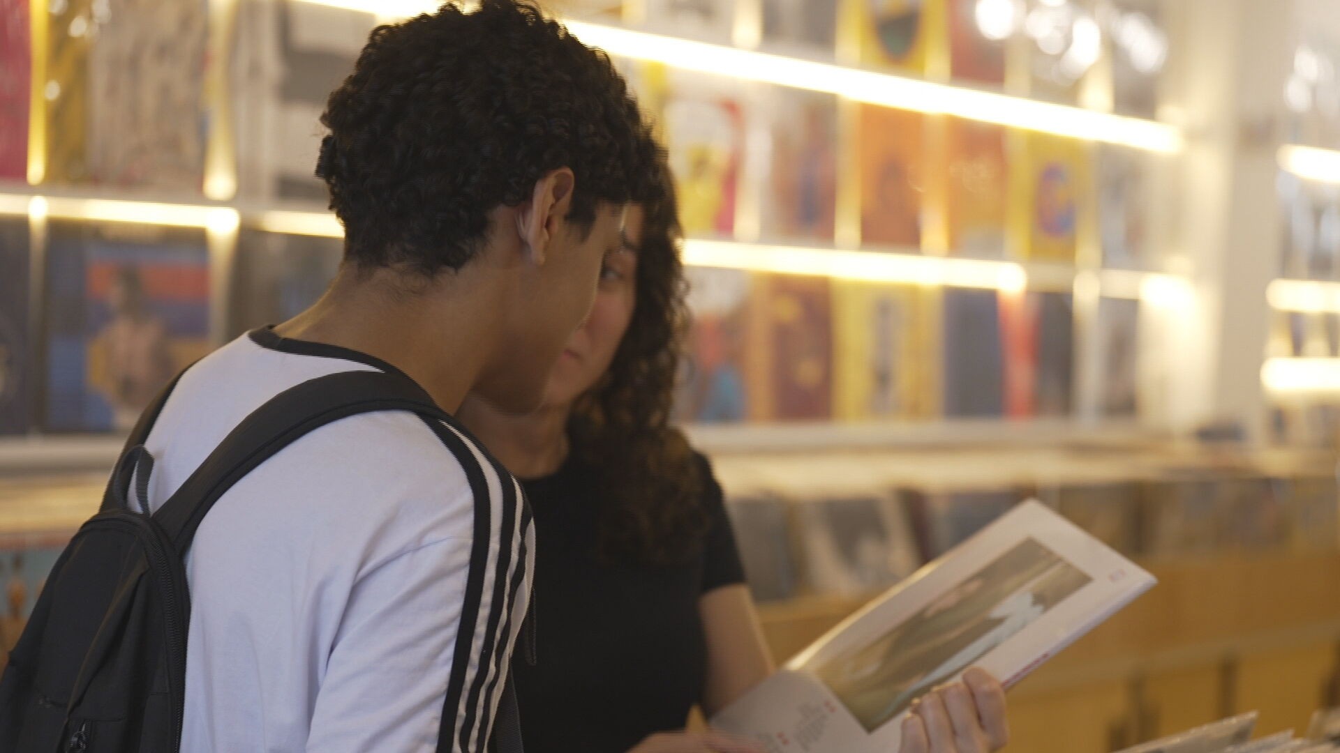 De discos de vinil a fotografias em papel: por que objetos analógicos têm atraído as novas gerações?