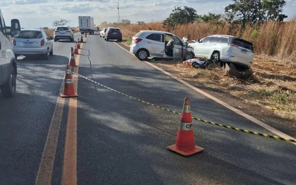 Um Jeep Commander e um Ford Ka trafegavam em sentidos contrrios da pista  Foto: Divulgao/Corpo de Bombeiros