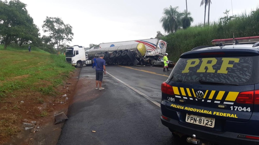 Acidente entre duas carretas e dois carros causa interdição da BR-153 no interior de SP