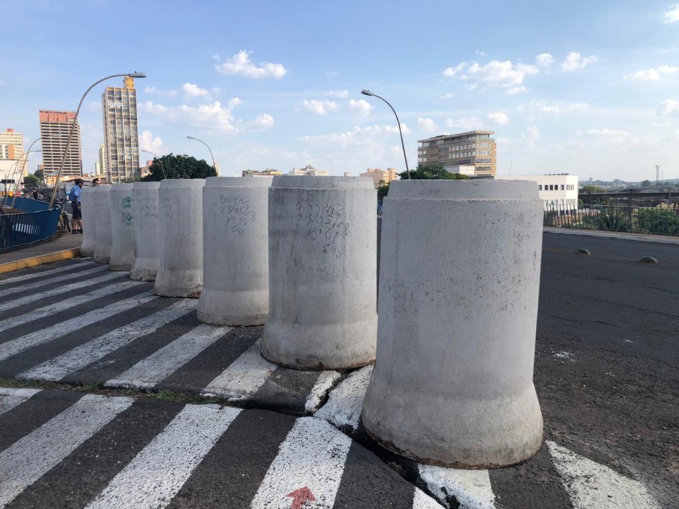1 de 3
al&ccedil;a de acesso &agrave; avenida Nuno de Assis est&aacute; interditada desde 2021 &mdash; Foto: Giuliano Tamura/TV TEM