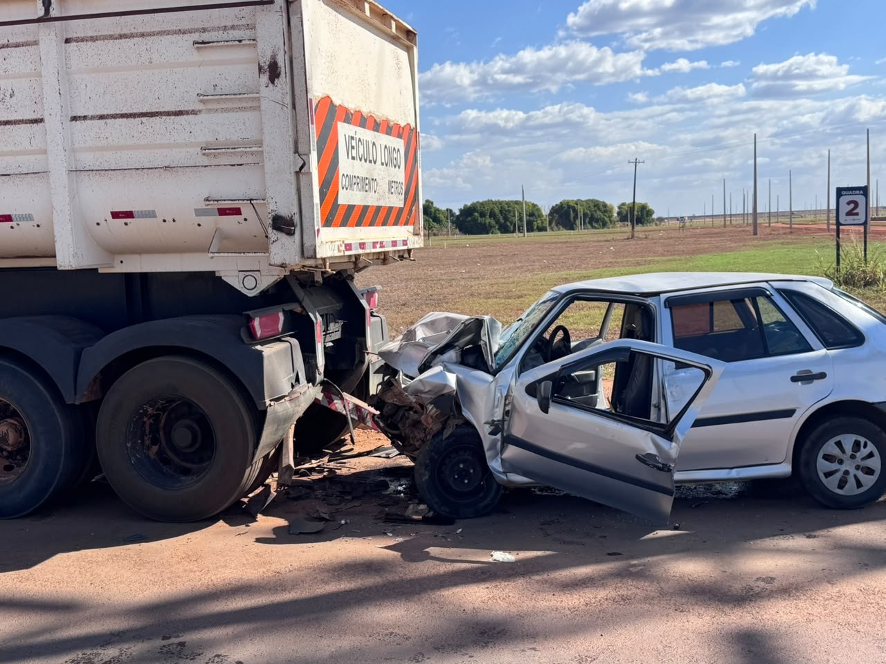 Idoso morre após perder controle de carro e bater contra reboque estacionado em MT