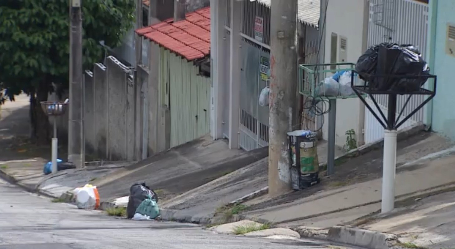 Coletores de lixo entram em greve em Jacareí, SP