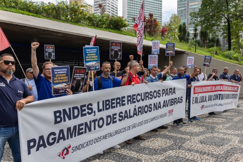 Em meio à negociação para venda da Avibras, funcionários fazem manifestação em frente ao BNDES