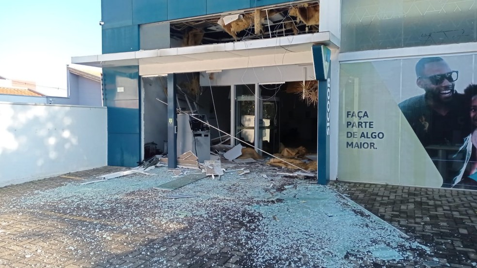 PM informou que suspeitos conseguiram fugir após explosão de banco — Foto: Reprodução/PM