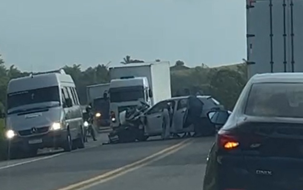 Acidente entre quatro veículos deixou uma pessoa morta na BR-101 — Foto: Redes Sociais