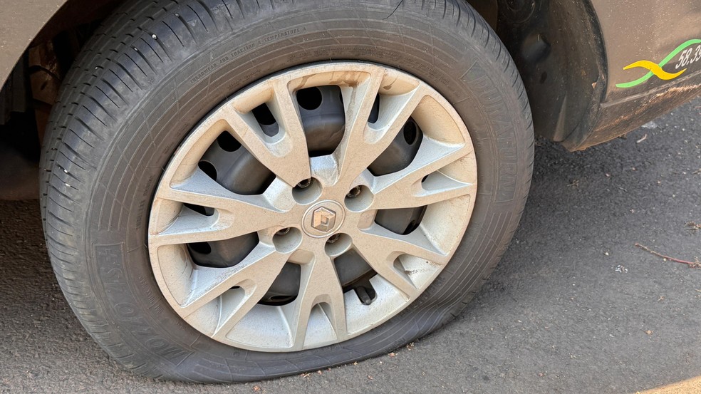 O suspeito rasgou todos os pneus do carro da vítima — Foto: RPC Foz do Iguaçu