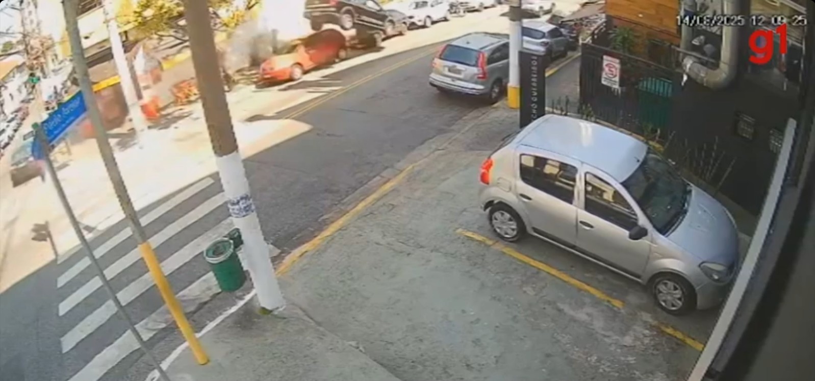 VÍDEO: Caminhonete 'voa' em alta velocidade e faz 'strike' ao atingir outros 10 veículos