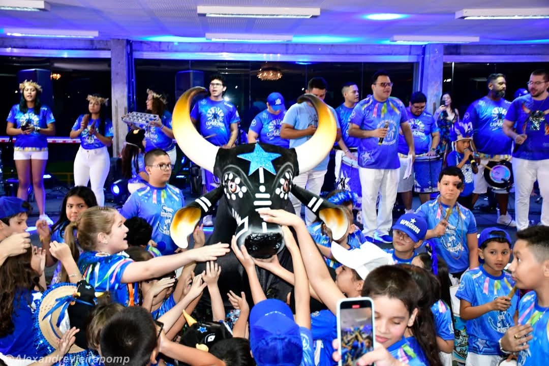 ‘Bar do Boizinho’ celebra 26 anos com 370 mini-itens apaixonados pelo Caprichoso em Manaus neste domingo
